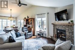 Livingroom w/ gas fireplace - 