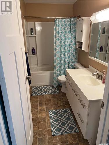 212 1St Avenue W, Kindersley, SK - Indoor Photo Showing Bathroom