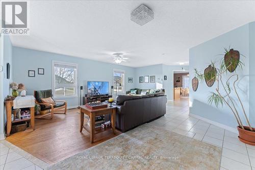 148 Cunningham Dr, Barrie, ON - Indoor Photo Showing Living Room