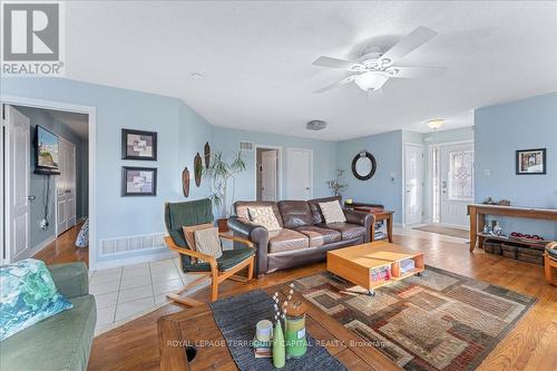 148 Cunningham Dr, Barrie, ON - Indoor Photo Showing Living Room