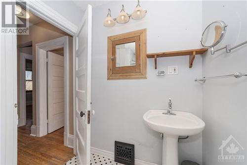385 Templeton Street, Ottawa, ON - Indoor Photo Showing Bathroom