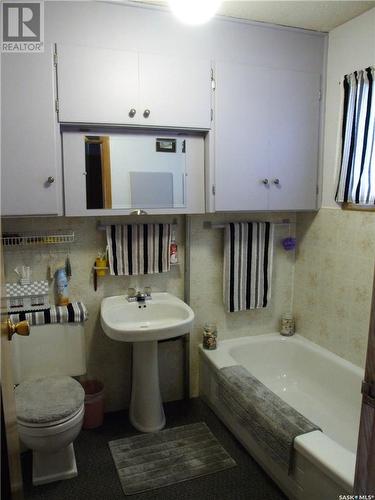 114 Jubilee Street, Burstall, SK - Indoor Photo Showing Bathroom