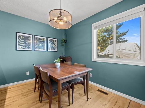541 Gleneagles Drive, Kamloops, BC - Indoor Photo Showing Living Room