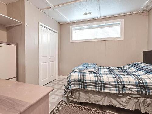 1867 Glenwood Drive, Kamloops, BC - Indoor Photo Showing Bedroom