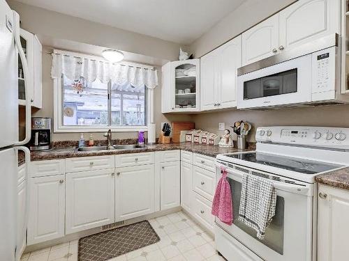 1867 Glenwood Drive, Kamloops, BC - Indoor Photo Showing Kitchen With Double Sink