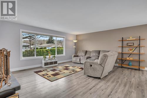 4330 San Michelle Court, Kelowna, BC - Indoor Photo Showing Living Room