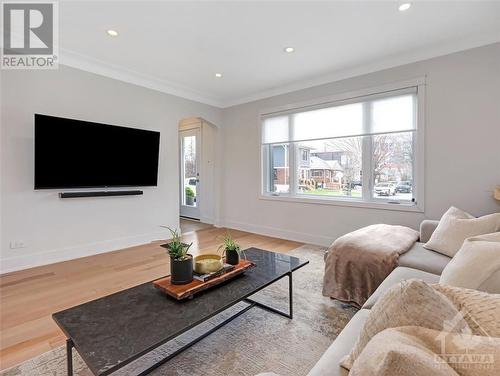415 Hilson Avenue, Ottawa, ON - Indoor Photo Showing Living Room