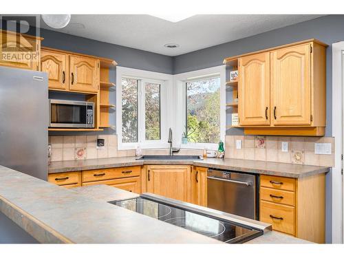 4416 9 Street, Vernon, BC - Indoor Photo Showing Kitchen