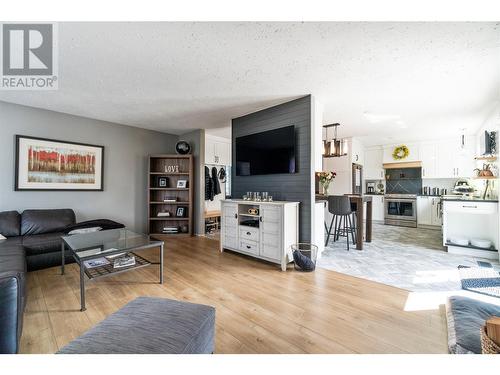2740 25Th Avenue Ne, Salmon Arm, BC - Indoor Photo Showing Living Room