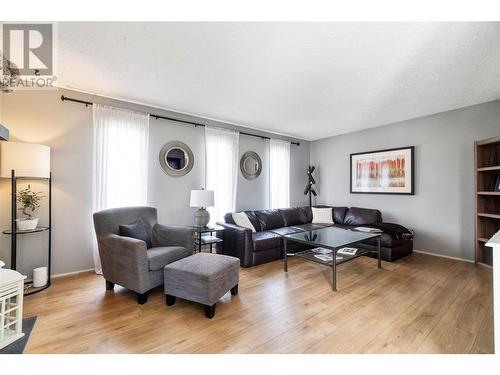 2740 25Th Avenue Ne, Salmon Arm, BC - Indoor Photo Showing Living Room