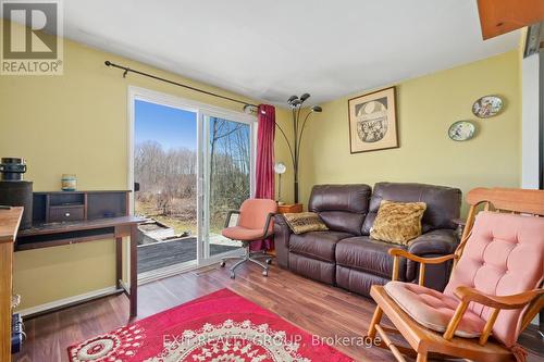 19656 Loyalist Pkwy, Prince Edward County, ON - Indoor Photo Showing Living Room