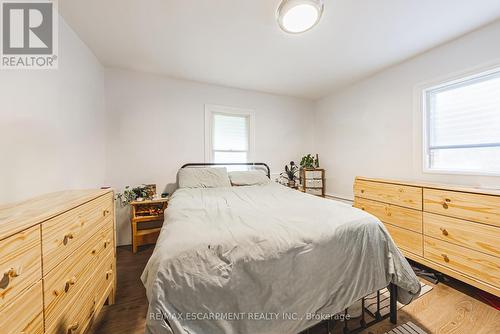 80 Livingston Avenue, Grimsby, ON - Indoor Photo Showing Bedroom