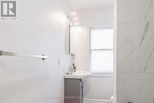 80 Livingston Avenue, Grimsby, ON -  Photo Showing Bathroom