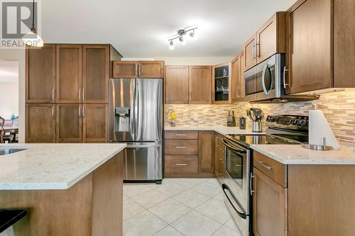 932 Monashee Place, Kelowna, BC - Indoor Photo Showing Kitchen With Upgraded Kitchen