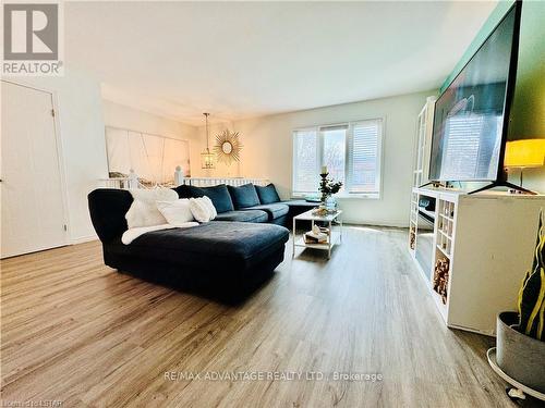 58 Sunrise Crescent, London, ON - Indoor Photo Showing Living Room