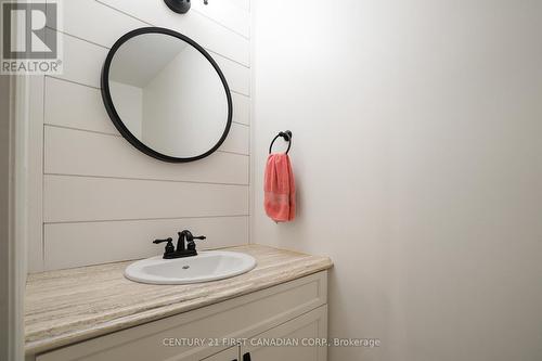 171 Watson St, Lucan Biddulph, ON - Indoor Photo Showing Bathroom