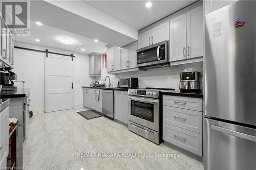 255 Colbeck Dr, Welland, ON - Indoor Photo Showing Kitchen