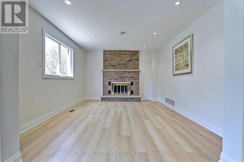4488 Gullfoot Circ, Mississauga, ON - Indoor Photo Showing Living Room With Fireplace