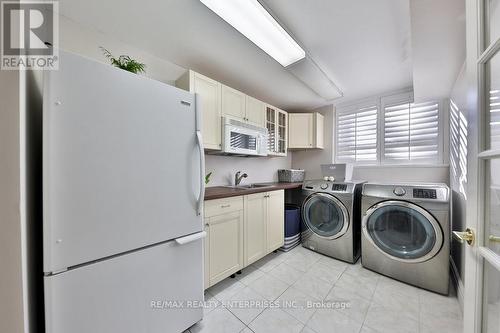 1239 Stavebank Rd, Mississauga, ON - Indoor Photo Showing Laundry Room