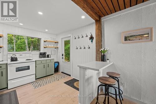31 Skinkle Lane, South Algonquin, ON - Indoor Photo Showing Kitchen