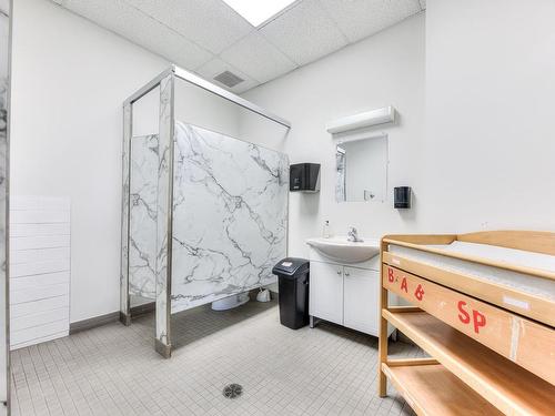 Bathroom - 9850  - 9852 Rue Verville, Montréal (Ahuntsic-Cartierville), QC - Indoor Photo Showing Bathroom