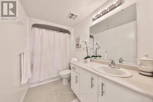 #411 -1490 Bishops Gate, Oakville, ON - Indoor Photo Showing Bathroom