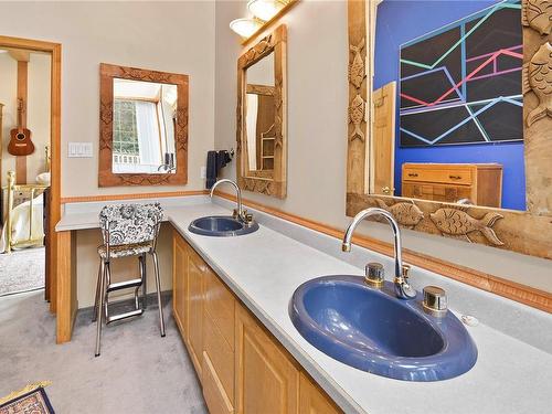 1059 Pat Burns Ave, Gabriola Island, BC - Indoor Photo Showing Bathroom