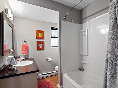 407-642 Agnes St, Saanich, BC - Indoor Photo Showing Bathroom