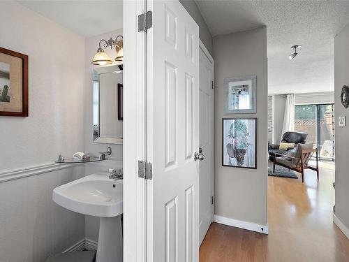 407-642 Agnes St, Saanich, BC - Indoor Photo Showing Bathroom