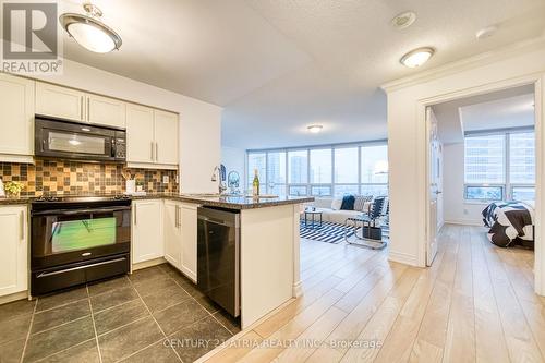620 - 25 Greenview Avenue, Toronto, ON - Indoor Photo Showing Kitchen