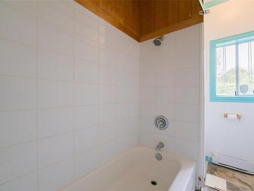 112 Irwin St, Nanaimo, BC - Indoor Photo Showing Bathroom