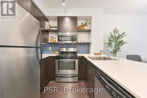 #423 -35 Hayden St, Toronto, ON - Indoor Photo Showing Kitchen With Upgraded Kitchen