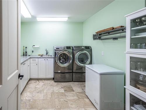 2225 Chelsea Pl, Nanoose Bay, BC - Indoor Photo Showing Laundry Room