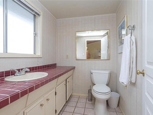 2007 Pelly Pl, Oak Bay, BC - Indoor Photo Showing Bathroom