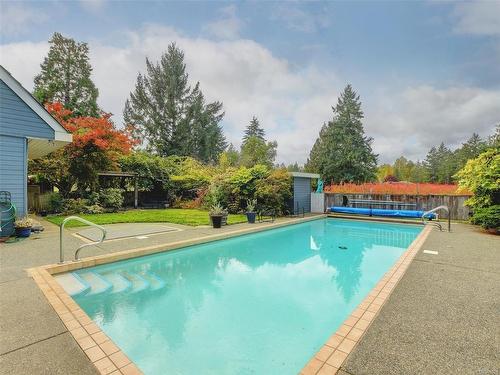 6466 Oldfield Rd, Central Saanich, BC - Outdoor With In Ground Pool With Backyard