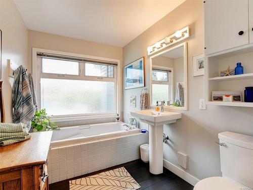 6466 Oldfield Rd, Central Saanich, BC - Indoor Photo Showing Bathroom