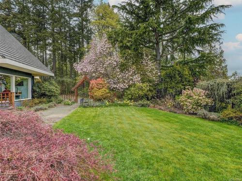 6466 Oldfield Rd, Central Saanich, BC - Outdoor