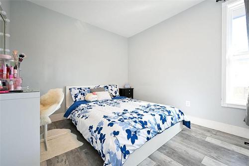 14 Glen Castle Drive, Stoney Creek, ON - Indoor Photo Showing Bedroom