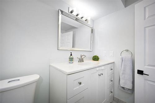 14 Glen Castle Drive, Stoney Creek, ON - Indoor Photo Showing Bathroom