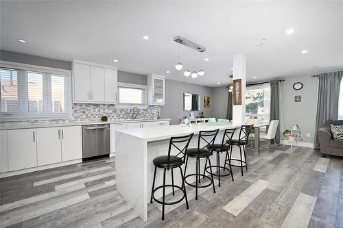 14 Glen Castle Drive, Stoney Creek, ON - Indoor Photo Showing Kitchen With Upgraded Kitchen