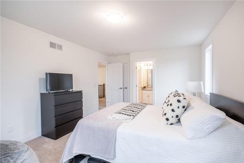 45 Great Falls Boulevard, Waterdown, ON - Indoor Photo Showing Bedroom