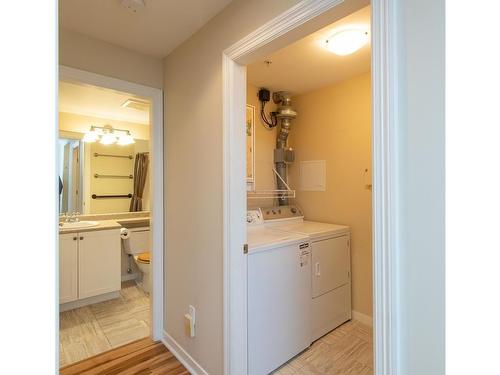 207-5660 Edgewater Lane, Nanaimo, BC - Indoor Photo Showing Laundry Room