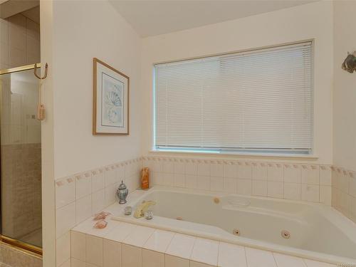533 Marine View, Cobble Hill, BC - Indoor Photo Showing Bathroom