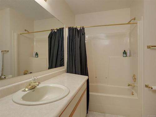 533 Marine View, Cobble Hill, BC - Indoor Photo Showing Bathroom