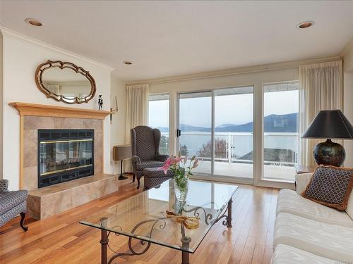 533 Marine View, Cobble Hill, BC - Indoor Photo Showing Living Room With Fireplace
