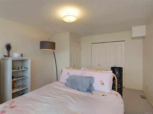533 Marine View, Cobble Hill, BC - Indoor Photo Showing Bedroom