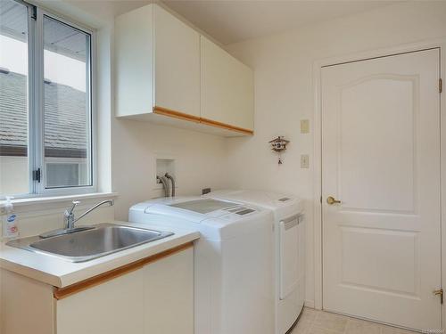 533 Marine View, Cobble Hill, BC - Indoor Photo Showing Laundry Room