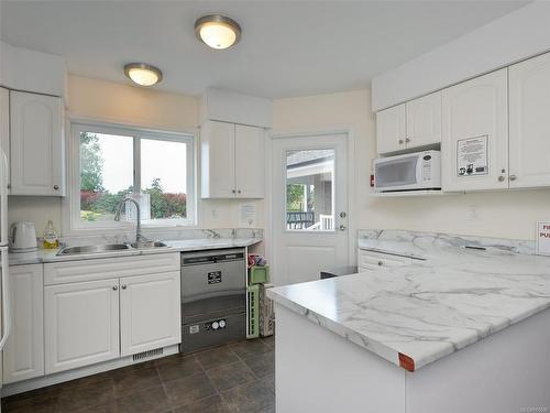 533 Marine View, Cobble Hill, BC - Indoor Photo Showing Kitchen