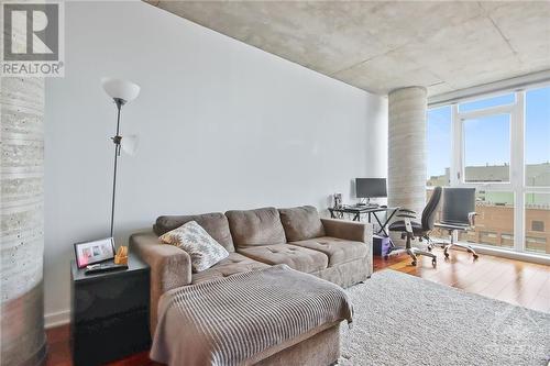 324 Laurier Avenue W Unit#1708, Ottawa, ON - Indoor Photo Showing Living Room