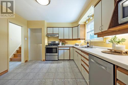 40 Longbow Rd, London, ON - Indoor Photo Showing Kitchen With Double Sink